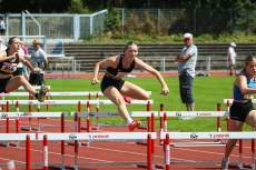 4. bei den um 1 Jahr älteren Mädchen: Julia beim Hürdenlauf