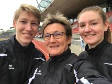 In Kassel erfolgreich: Finn Termersch und Johanna Ebert mit Trainerin Beate Spruck