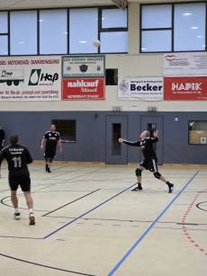 Kapitän Peter Lotze beim Zuspiel