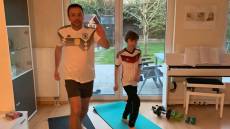 Vater und Sohn beim Home-Workout